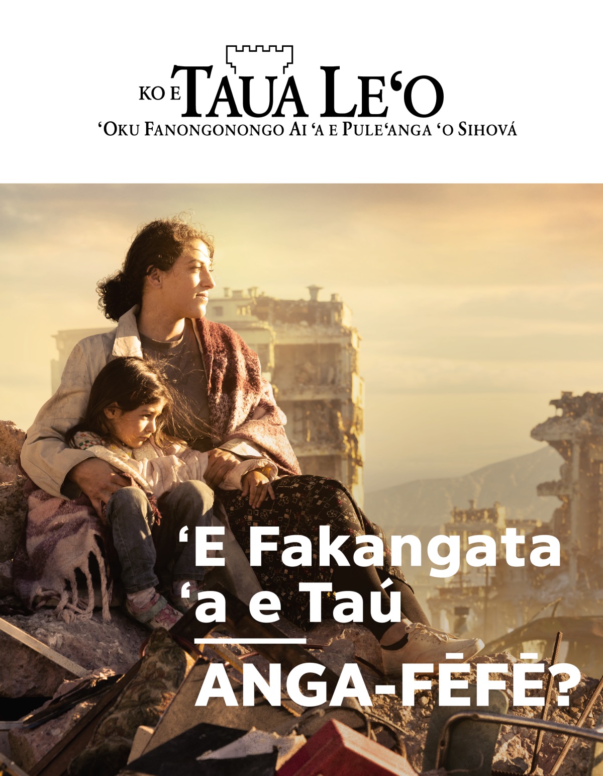 Ko ha fefine ʻokú ne puke ʻene kiʻi taʻahiné lolotonga ia ʻokú na tangutu ʻi ha fokotuʻunga maumau ʻi ha kolo naʻe haveki ʻe he taú. ʻOku takatakaiʻi kinaua ʻe he ngaahi fale kuo maumaú.