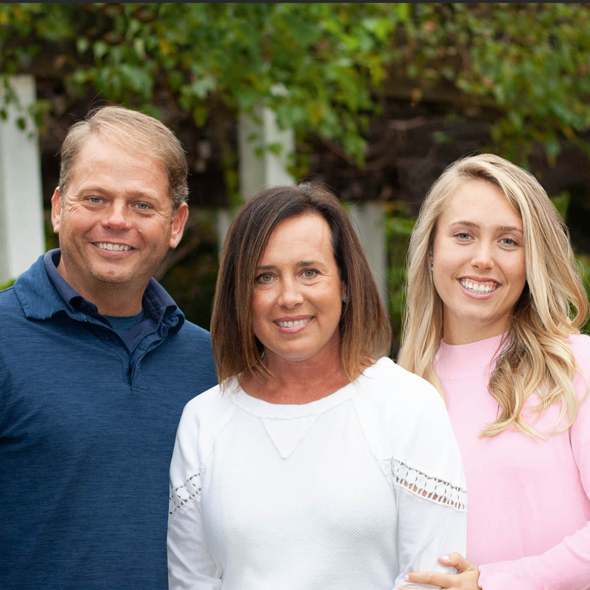 Alani, muwolu waki Brenna kweniso mwana wawu munthukazi Emma.