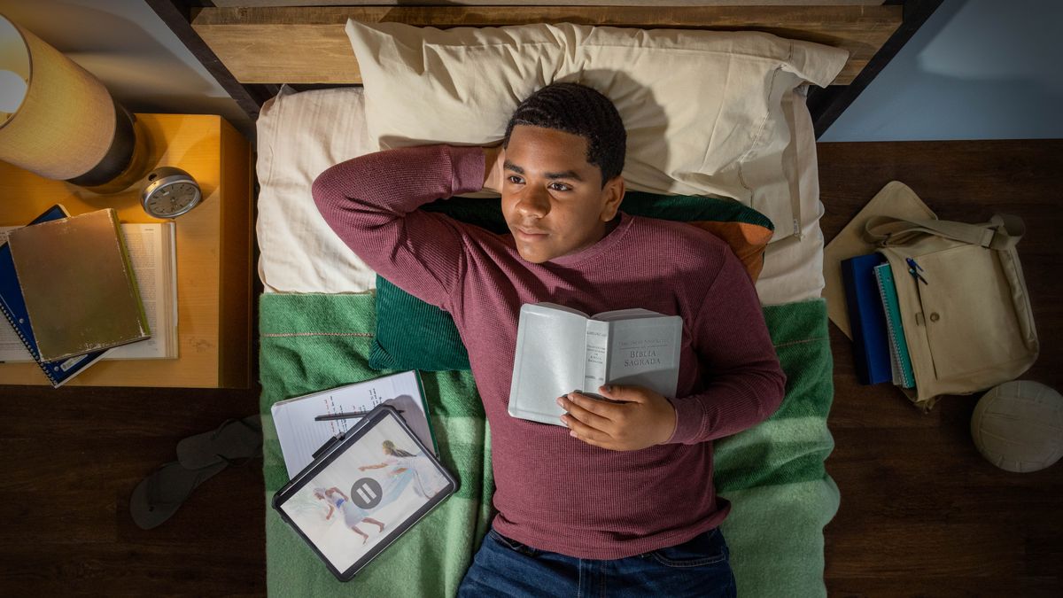 Muphya a dundrugeyago khu lowo a nga leri. Khu bambe yomo thableti yi yeyedzago vhidhyu yi gu khiyo: “Vida de Adolescente ​—⁠ Como É Que Posso Enfrentar a Pressão Para Fazer Sexo Antes do Casamento?” iyo ya gu yeyedza Josefa na gu tutuma ngadza Potifari.