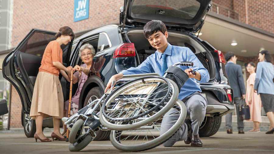 Mukwesu uuchikula ulikwiikkazika kabotu wheelchair yamuchizi wakomena alubo bayina balikugwasya muchizi ooyo kuseluka mumoota.