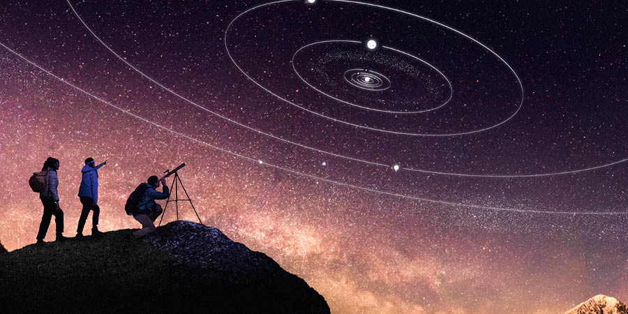 Basilweendo bali atala acilundu masiku, kabalanga nyenyeezi amapulaneti. Umwi wabo ulalanga kubelesya muncini uutegwa telescope.