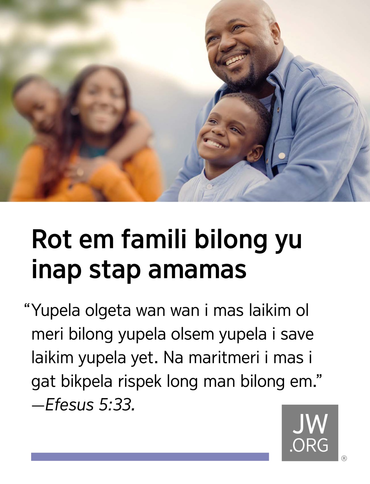  Wanpela papa i karim liklik pikinini meri na mama i holim liklik pikinini man na ol i amamas wantaim.