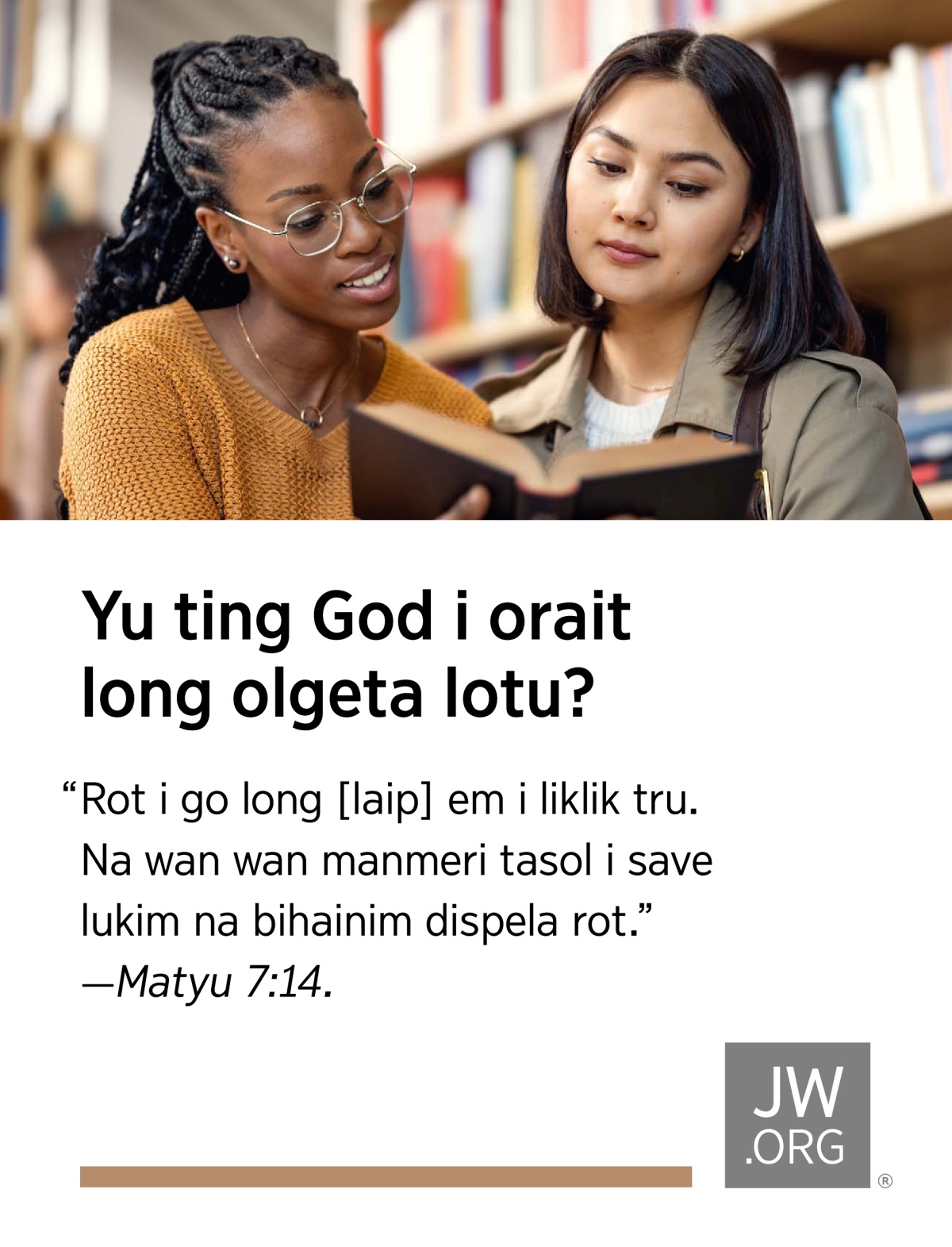 Tupela yangpela meri i skelim wanpela buk long libreri.