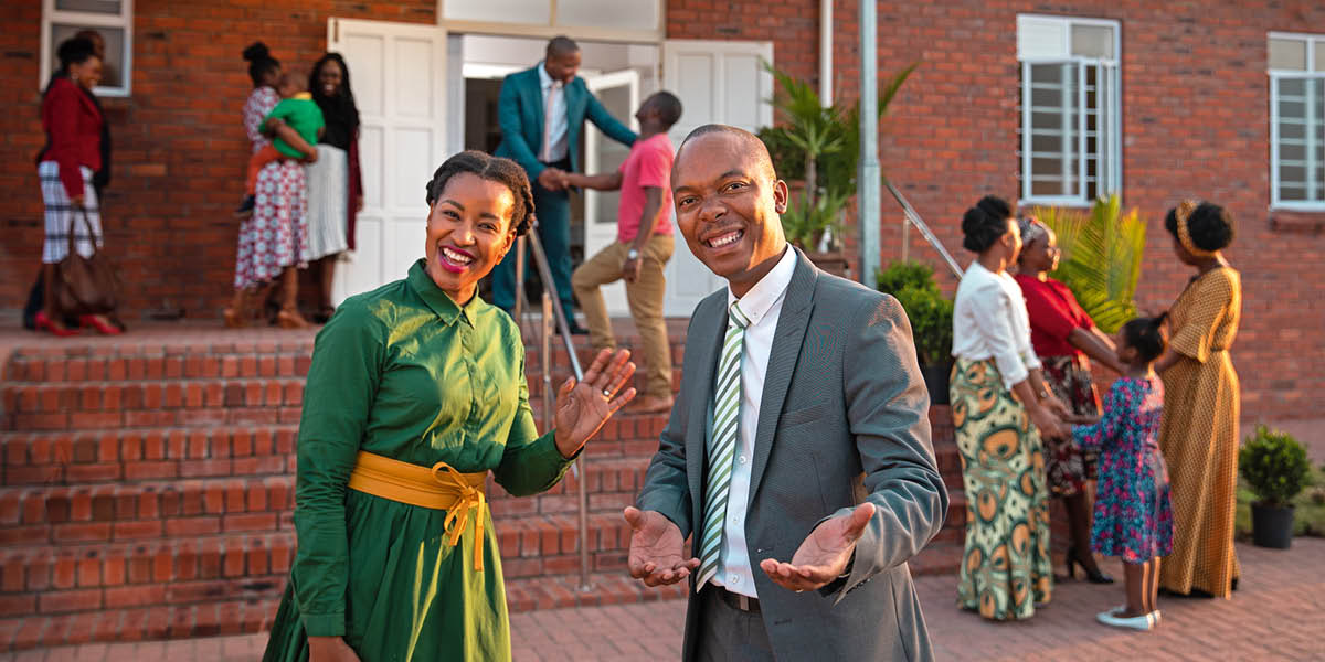Tupela marit i sanap ausait long Haus Kingdom na smail na tok welkam long ol narapela.