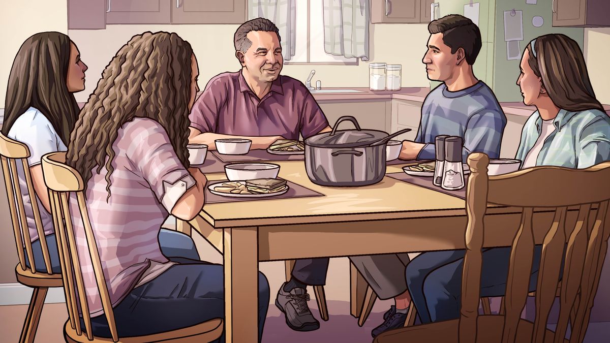 Piksa ol i kisim long vidio “Bihainim Mep Bilong Rot Long Helpim Famili Long Stap Bel Isi​—Toktok Gut Wantaim.” Famili i amamas na kaikai wantaim.