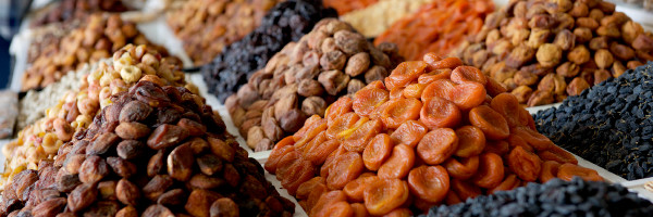 Özbekistan’daki bir şehir pazarındaki kuru meyve tezgâhı