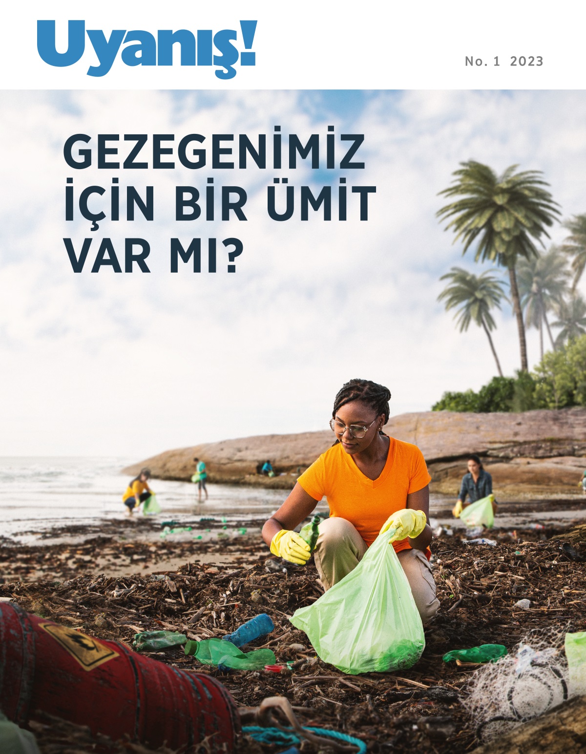 Bir grup insan sahilde çöp topluyor.