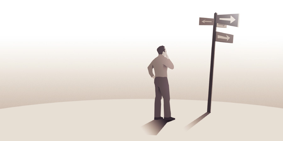 Dört yol ağzında durup işaretlere bakan bir adam
