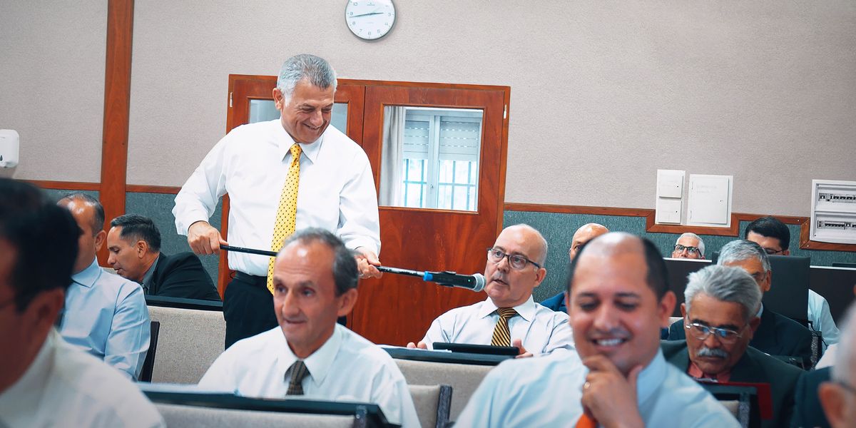 Cemaat İhtiyarları Kursunda bir öğrenci cevap veriyor.