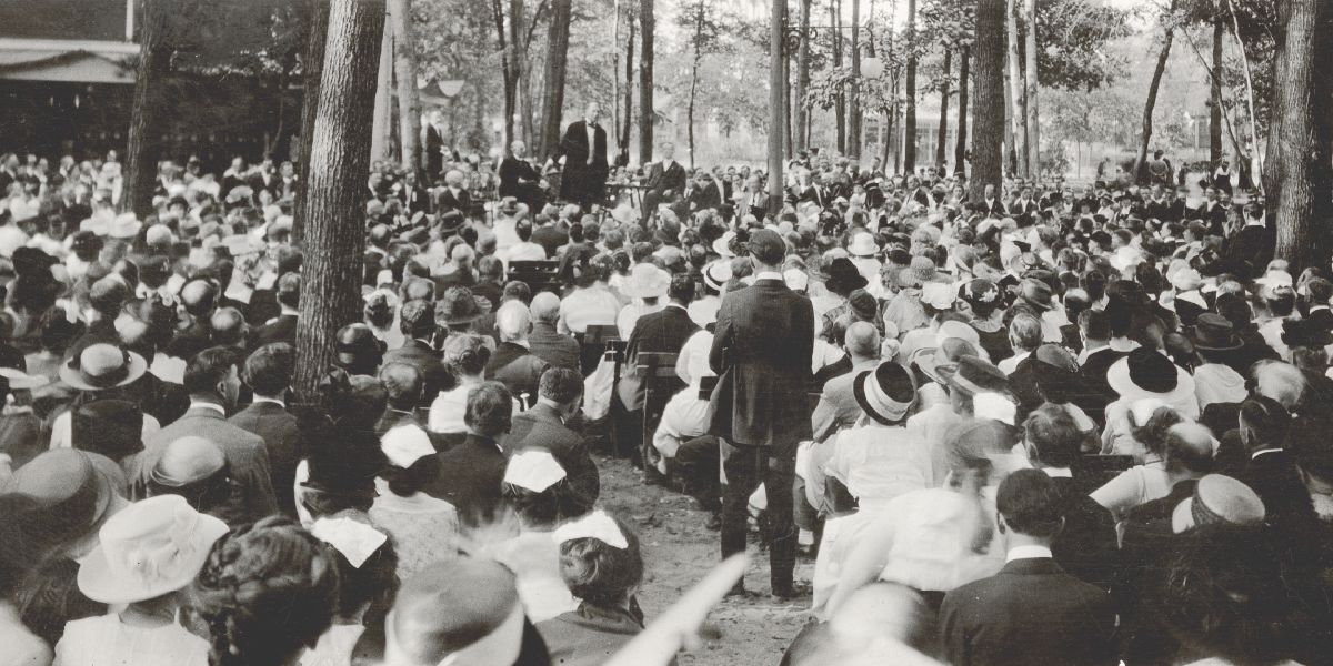 1919’da Mukaddes Kitap Tetkikçilerinin bir kongresinde Joseph F. Rutherford ağaçların altında oturan büyük bir kalabalığa konuşma yapıyor.