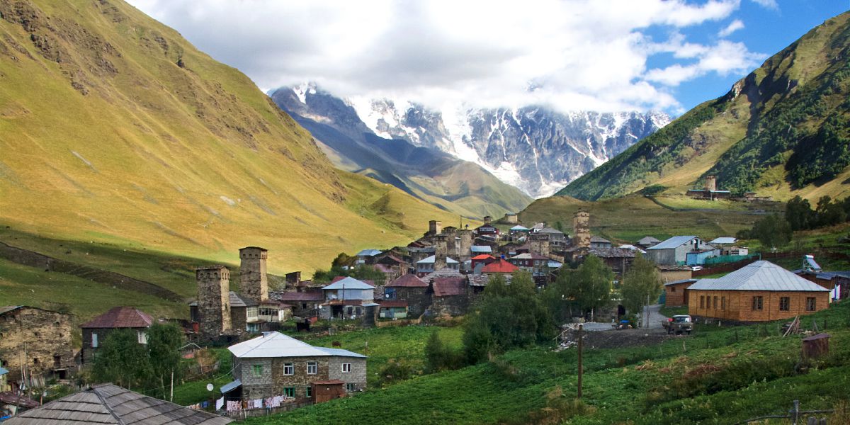 Gürcistan’ın Yukarı Svaneti bölgesindeki bir kasaba
