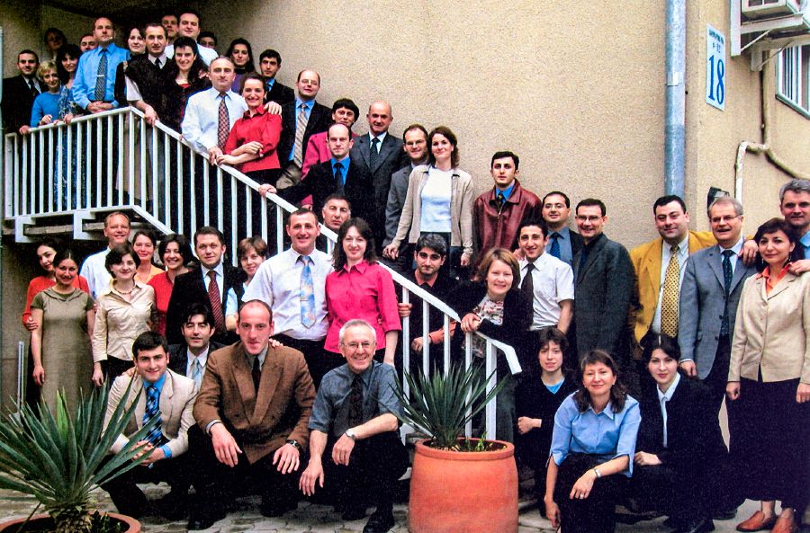 Yerel kardeşler ve görevli vaizler, Ülke Heyeti Bürosunda birlikte hizmet etti