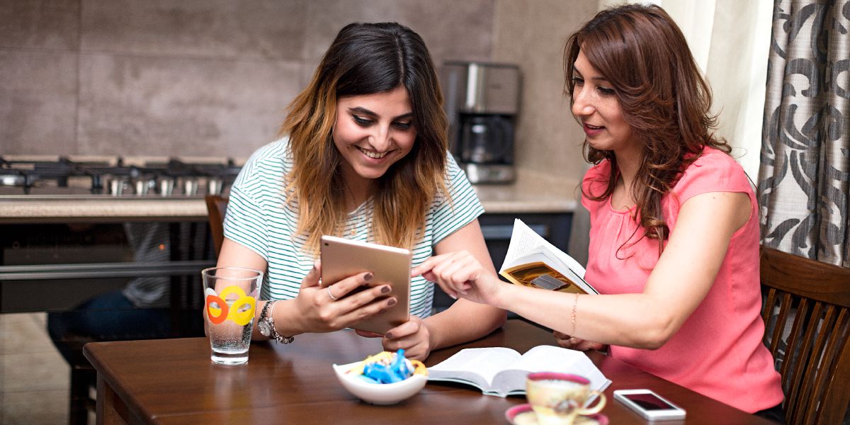 Bir hemşire bir kadınla Kürtçe inceleme yapıyor