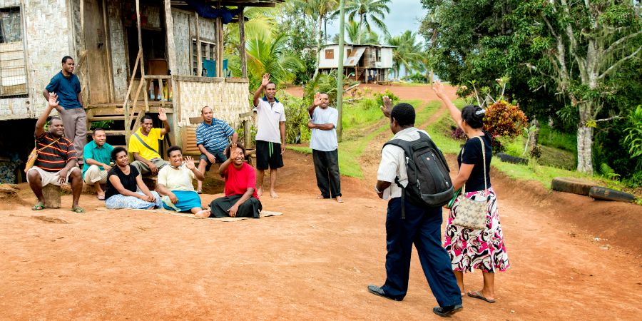 Papua Yeni Gine’deki insanlar Terence ve Stella geldiği için sevinçliler