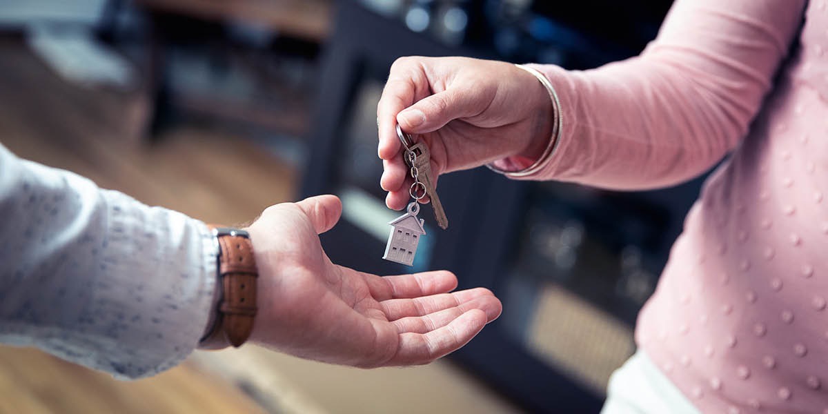 Wansati a ri karhi a nyika wanuna makhiya ya le ndlwini yakwe.