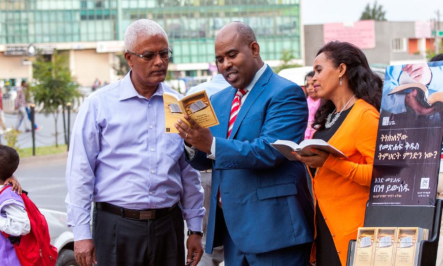 Timbhoni ta Yehovha ti yime ekusuhi ni xigolonyana eAddis Ababa, le Ethiopia naswona ti ri karhi ti tirhisa minkandziyiso ya Xiamharic ku chumayela wanuna