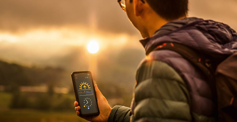 Wanuna na a txuvuka ka telefoni la yena nkama lowu dlambu li nga ta pela hi wona.