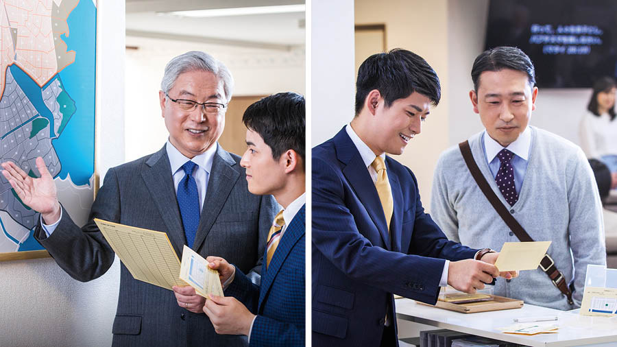 รูป: ผู้​ดู​แล​มอบหมาย​งาน​ให้​พี่​น้อง​ชาย​ที่​เป็น​วัยรุ่น 1. ผู้​ดู​แล​ใช้​แผนที่​เพื่อ​สอน​วิธี​จัด​เขต​ประกาศ​ของ​ประชาคม​ให้​พี่​น้อง​ชาย​ที่​เป็น​วัยรุ่น 2. พี่​น้อง​ชาย​ที่​เป็น​วัยรุ่น​บอก​วิธี​ใช้​บัตร​แผนที่​เขต​งาน​กับ​พี่​น้อง​ชาย​ใน​ประชาคม