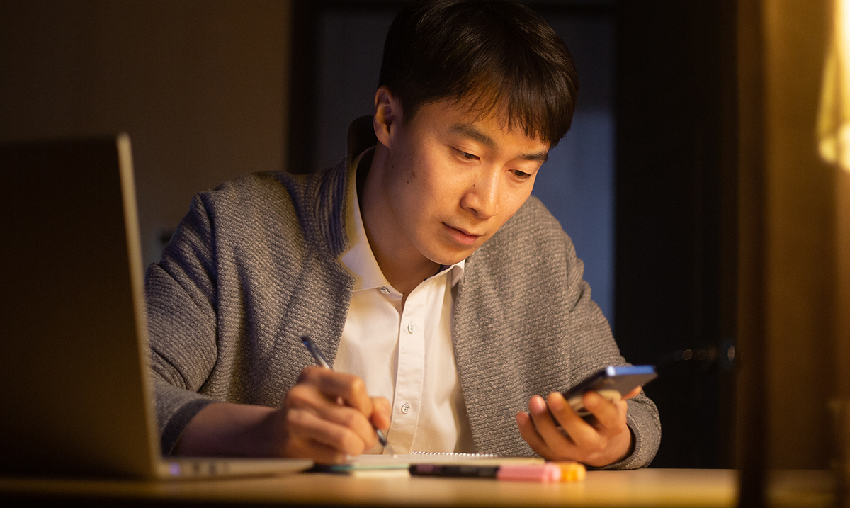 一個年輕的弟兄在用《永遠享受美好的生命》備課。