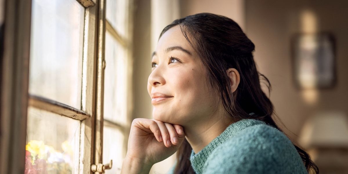 Бер яшь хатын-кыз тәрәзәгә карап утыра.