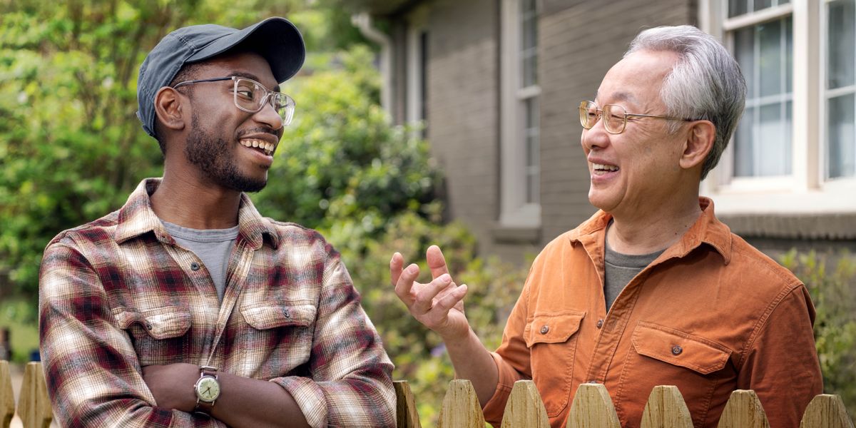 Ике күрше койма аша дусларча сөйләшеп тора.