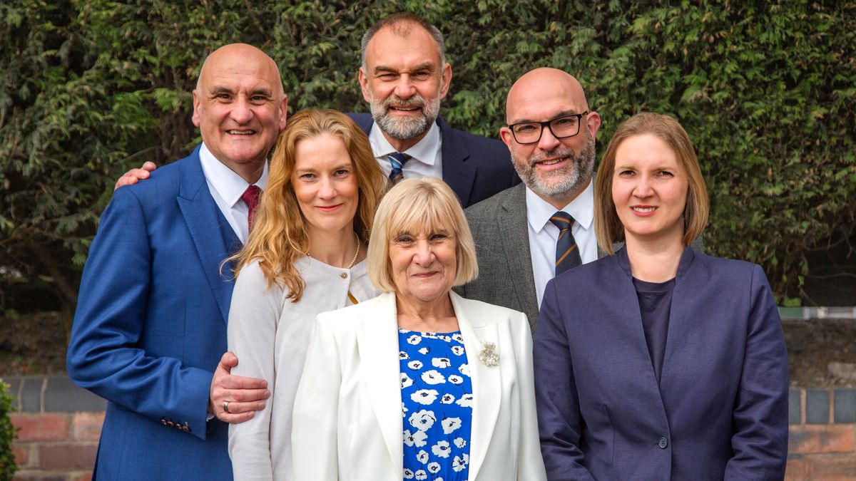 Кэрол биш баласы белән фотога төшә, йөзләрендә шатлык чагыла.