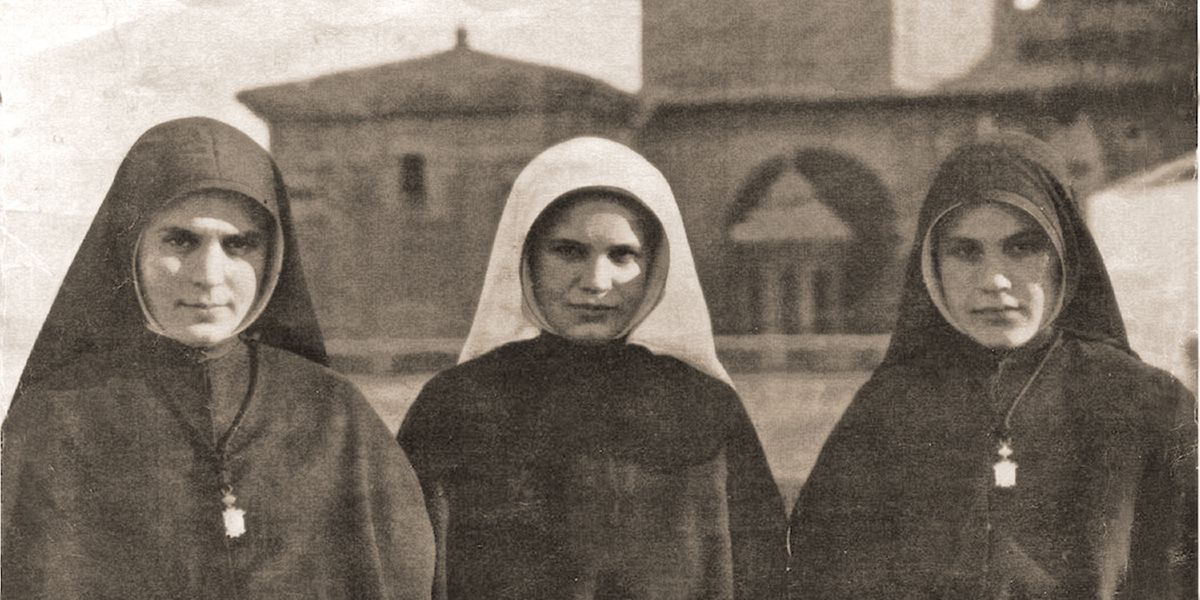 Фернандеслар гаиләсеннән өч апалы-сеңелле: икесе монахиня киемендә, берсе послушница киемендә