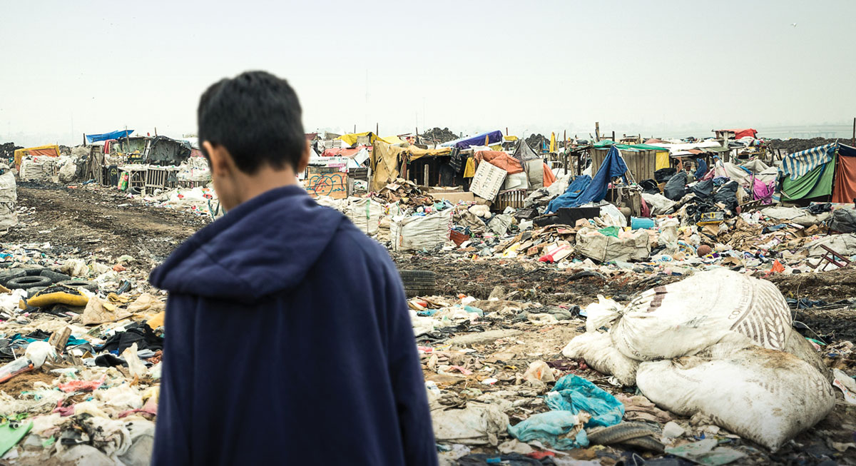 Munyamata wimilira pafupi na malo ghakutayako viswaswa nga agho Israel Martínez wakakhalako vyaka vitatu