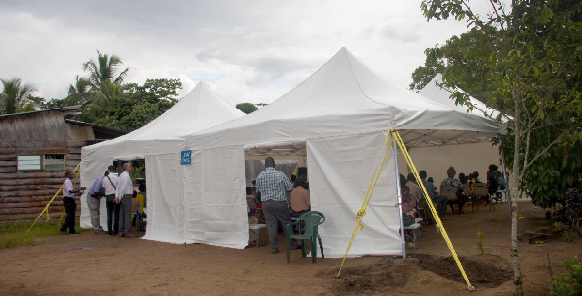 Ŵanthu ŵali pa ungano wachisanisani uwo ukuchitikira mu chithenti chikuru icho chajinthika mu thengere.