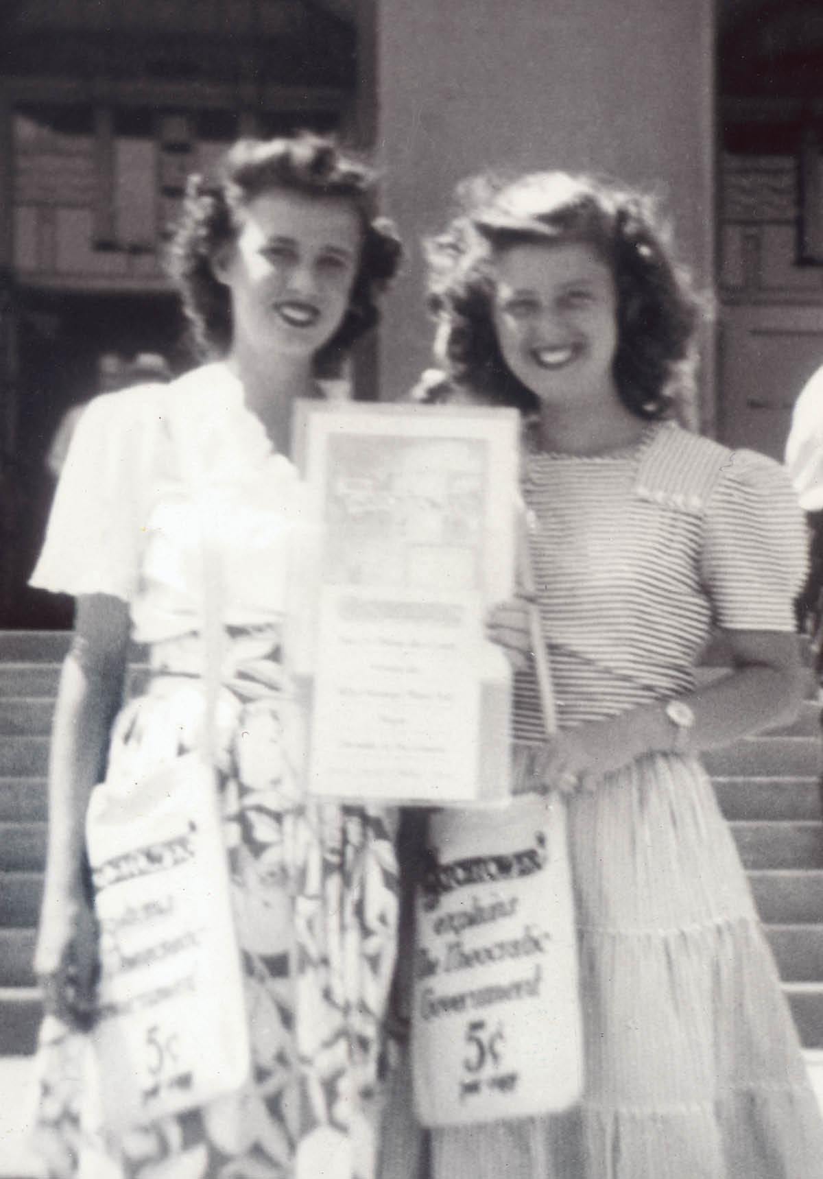 Lorraine na Camilla ŵakupharazga mu msewu mu 1944.