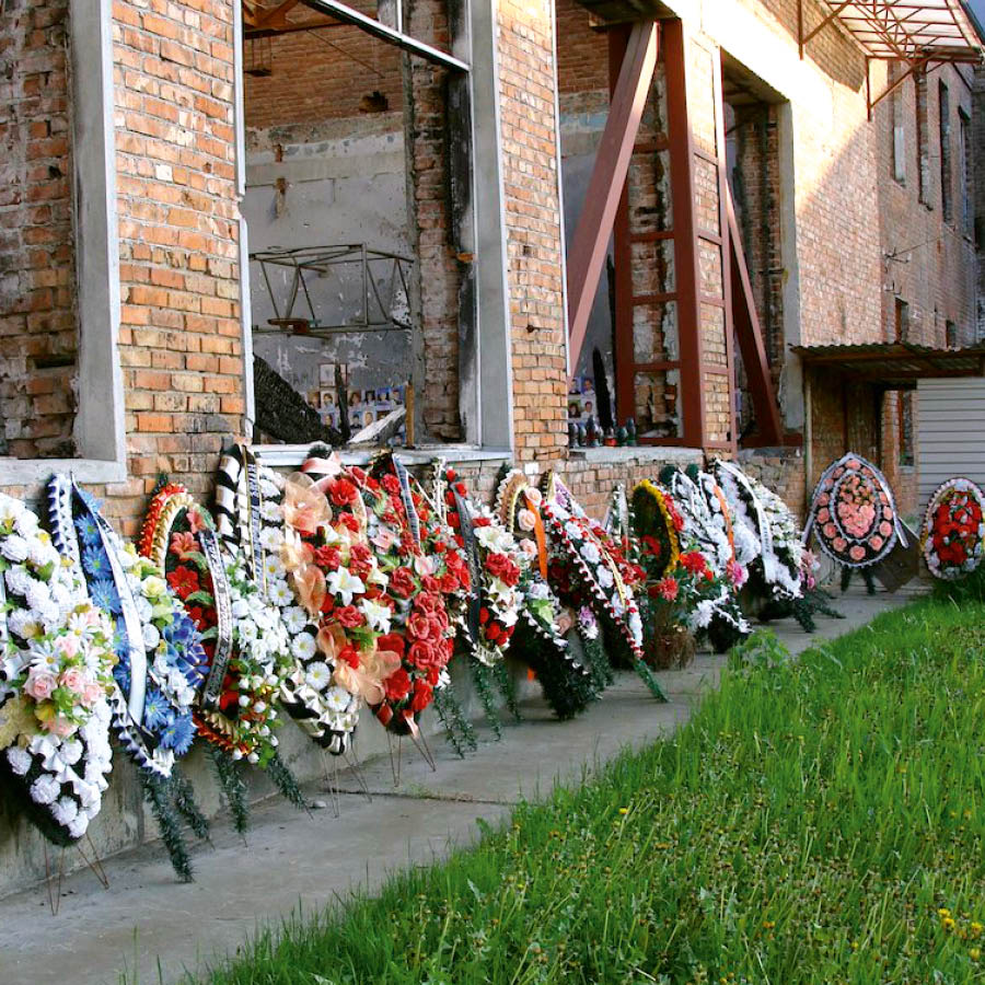 Nkhata za maluŵa zili kuwaro kwa sukulu ku Beslan, Russia.