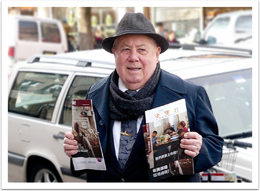 Corwin Robison wakolera magazini gha Chitchayinizi ku Brooklyn, New York
