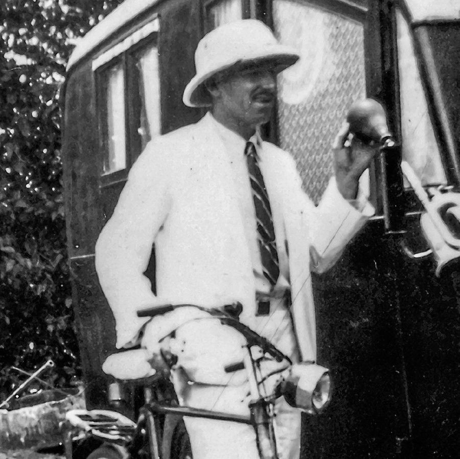 Charles Harris wimilira pafupi na njinga na galimoto iyo yikaŵaso nyumba