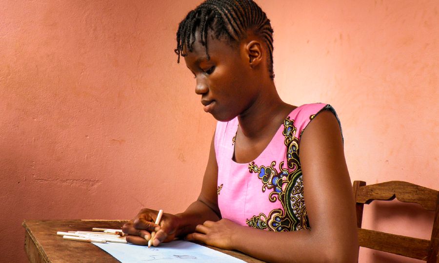Aminata, msungwana wa vyaka 15 ku Guinea-Bissau, wakujambura chithuzithuzi cha Paradiso