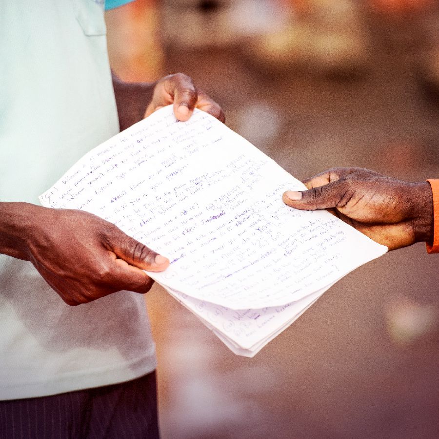 Enoch wakupeleka burosha ilo wang’anamulira mu Chikusaal kwa Samuel