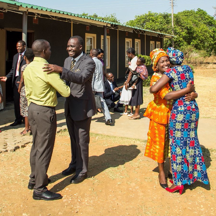 Mpingo ukupokelera ŵabali na ŵadumbu awo ŵakateŵeteranga pa Beteli ku Zambia