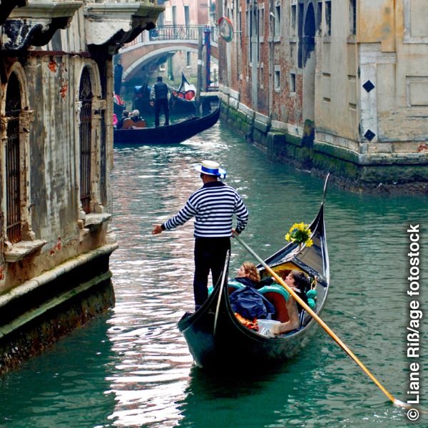 Nsrahwɛfo a wɔde gondola rekyinkyin