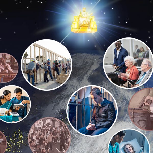 Yesu ameketi kwenye kiti cha ufalme juu ya dunia, akichunguza vikundi viwili vya watu. Mkusanyo wa picha: Ndugu na dada wakimwabudu Yehova. 1. Dada ameshika tablet huku akitazama mbinguni. 2. Wenzi wa ndoa wakisoma Biblia. 3. Ndugu na dada wakifanya kazi kwenye mradi wa ujenzi wa kitheokrasi. 4. Ndugu akisali akiwa katika chumba cha gereza. 5. Dada mwenye umri mkubwa akitoa maelezo kwenye mkutano. 6. Dada aliyelazwa hospitalini akimpatia trakti mhudumu wa afya. 7. Baba akijifunza na familia yake. Mkusanyo wa picha: Wanaume na wanawake wakitenda kinyume na kanuni za Biblia. 1. Mwanamume akisali kwenye kasino. 2. Mwanamume akimpiga mwanamke. 3. Waandamanaji wenye hasira. 4. Mwanamume mwenye silaha akimfuata mwanamke kwenye maegesho ya magari. 5. Kasisi akisali kwa ajili ya wanajeshi. 6. Mwanamke akitumia dawa za kulevya.