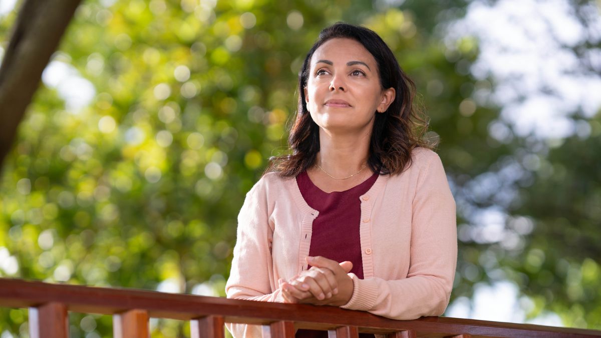 Dada akiwa nje anatafakari kwa utulivu.