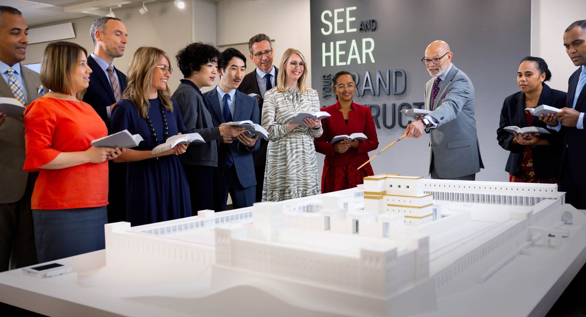 Гилиад мәктивиниң оқутқучиси Йерусалимдики ибадәтханиниң моделини қоллинип, синипқа тәлим бериватиду.