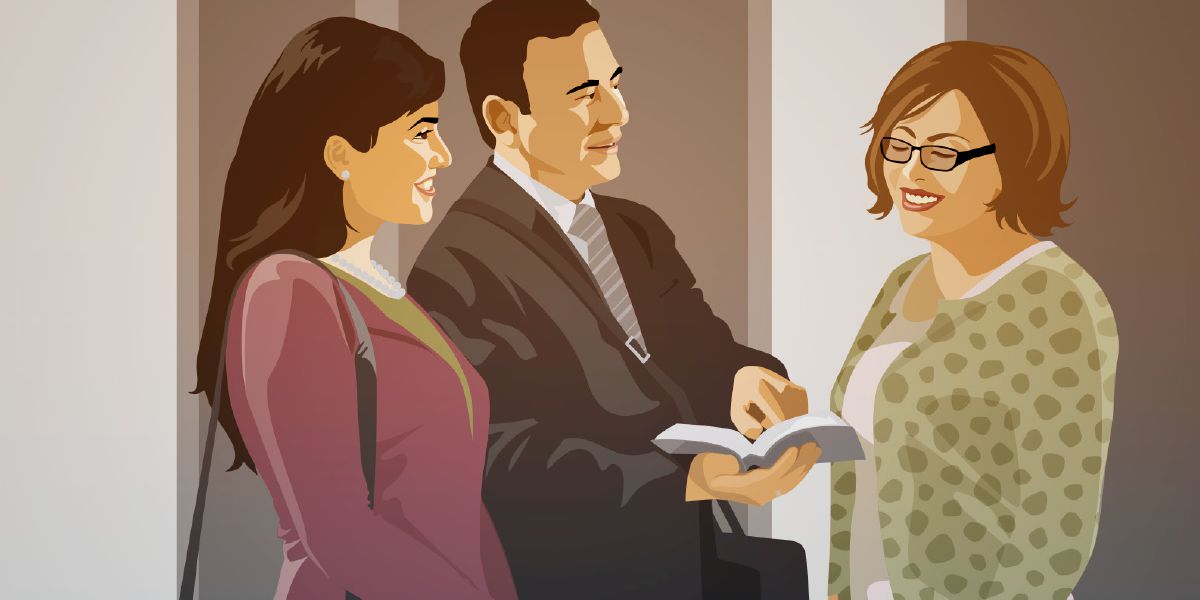 ئىككى يە‌ھۋا گۇ‌ۋاھچىسى بىر ئايالغا ۋە‌ز قىلىۋاتىدۇ
