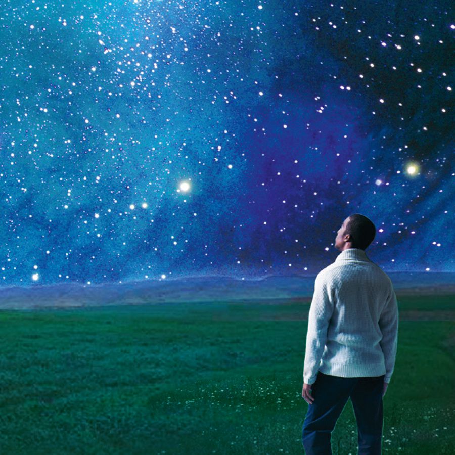 بىر ئادە‌م يۇ‌لتۇ‌زلۇ‌ق ئاسمانغا قاراۋاتىدۇ