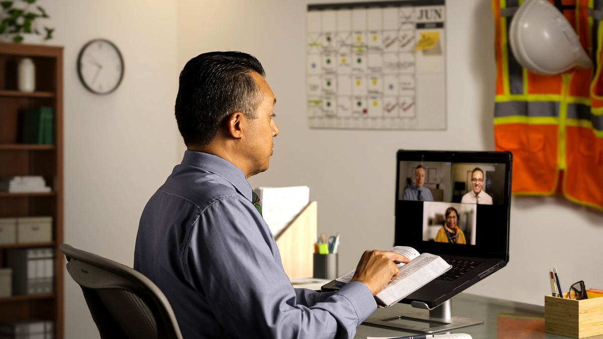 Vhahulwane vhavhili vha tshi khou khuthadza na u ṱuṱuwedza wahashu wa tshifumakadzini kha lwendo lwa vhulisa nga videoconferencing. Muṅwe muhulwane u khou vhala Bivhili. Kha luvhondo hu na zwiambaro zwa mushumo wa u fhaṱa na khaḽenda i sumbedzaho zwithu zwine a tea u zwi ita ḓuvha ḽiṅwe na ḽiṅwe.