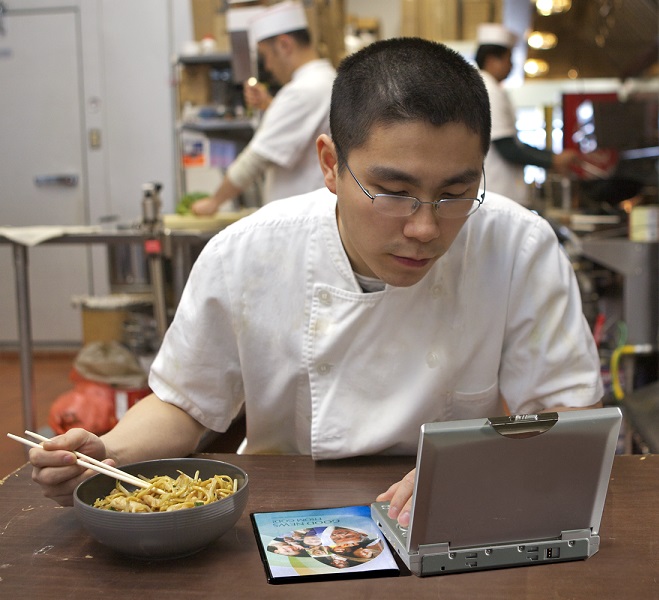 Hombre leyendo la Biblia en el receso