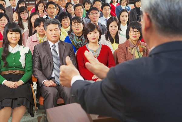 Personas siendo enseñadas en un Salón del Reino