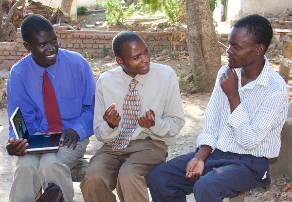 Alguien estudiando la Biblia