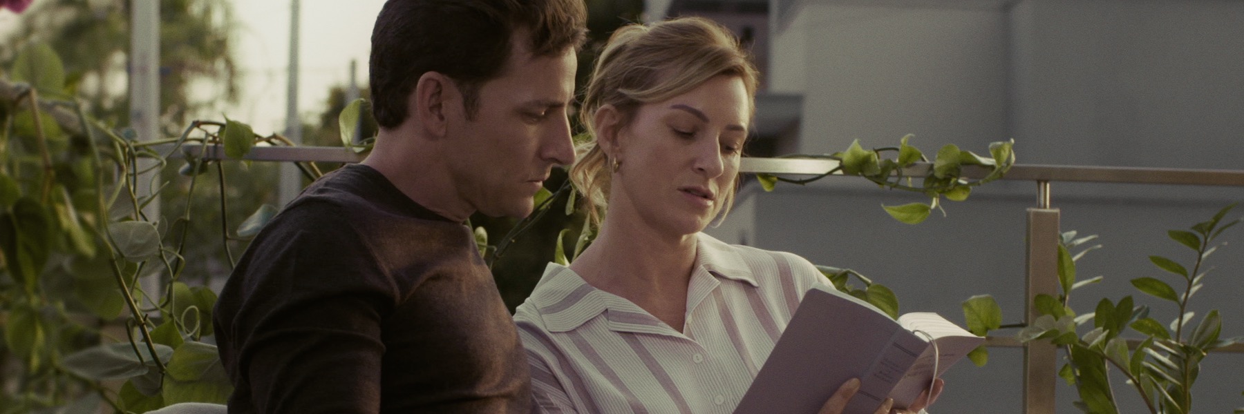 Un hombre abraza a su esposa