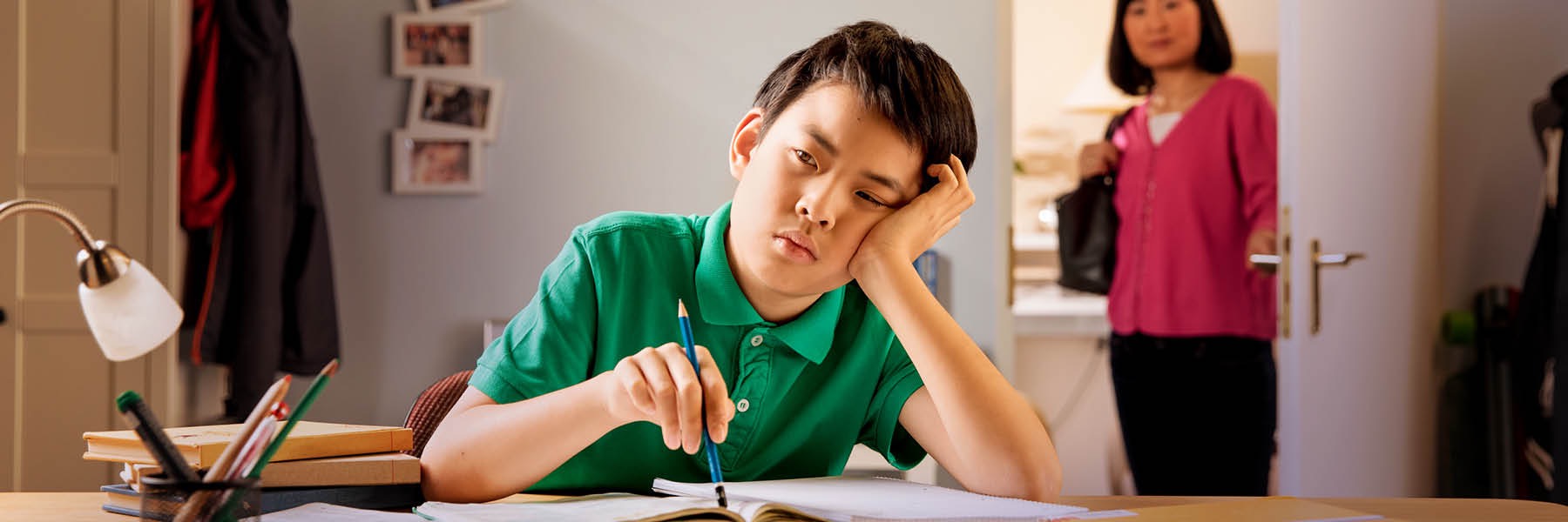 Un padre abre la puerta de la casa y el hijo entra con la cabeza agachada