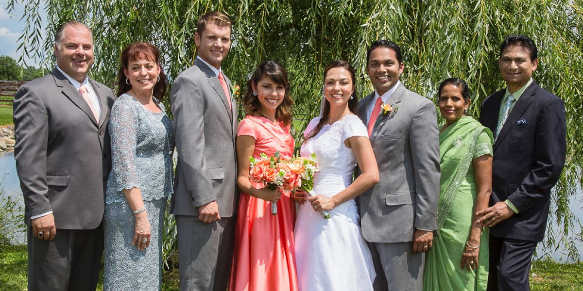 Una foto de familia en una boda