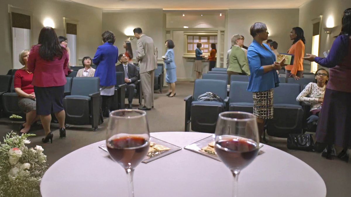 Una imagen del video “Jesús ‘vino a buscar y a salvar lo que estaba perdido’”. En un Salón del Reino, en la noche de la Conmemoración, un grupo de hermanos conversa amigablemente.